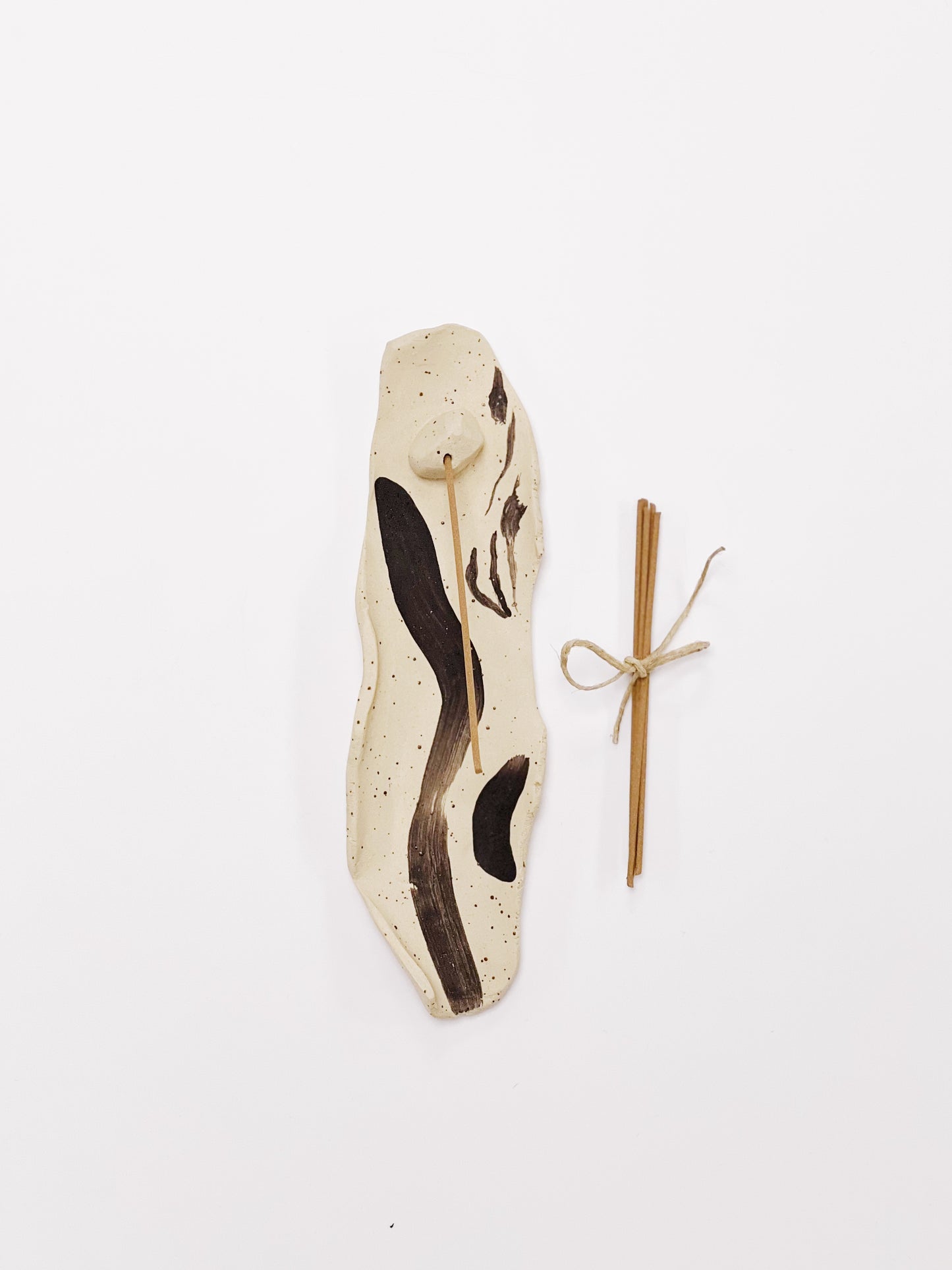 <tc>Beige black patterned incense holder set</tc>