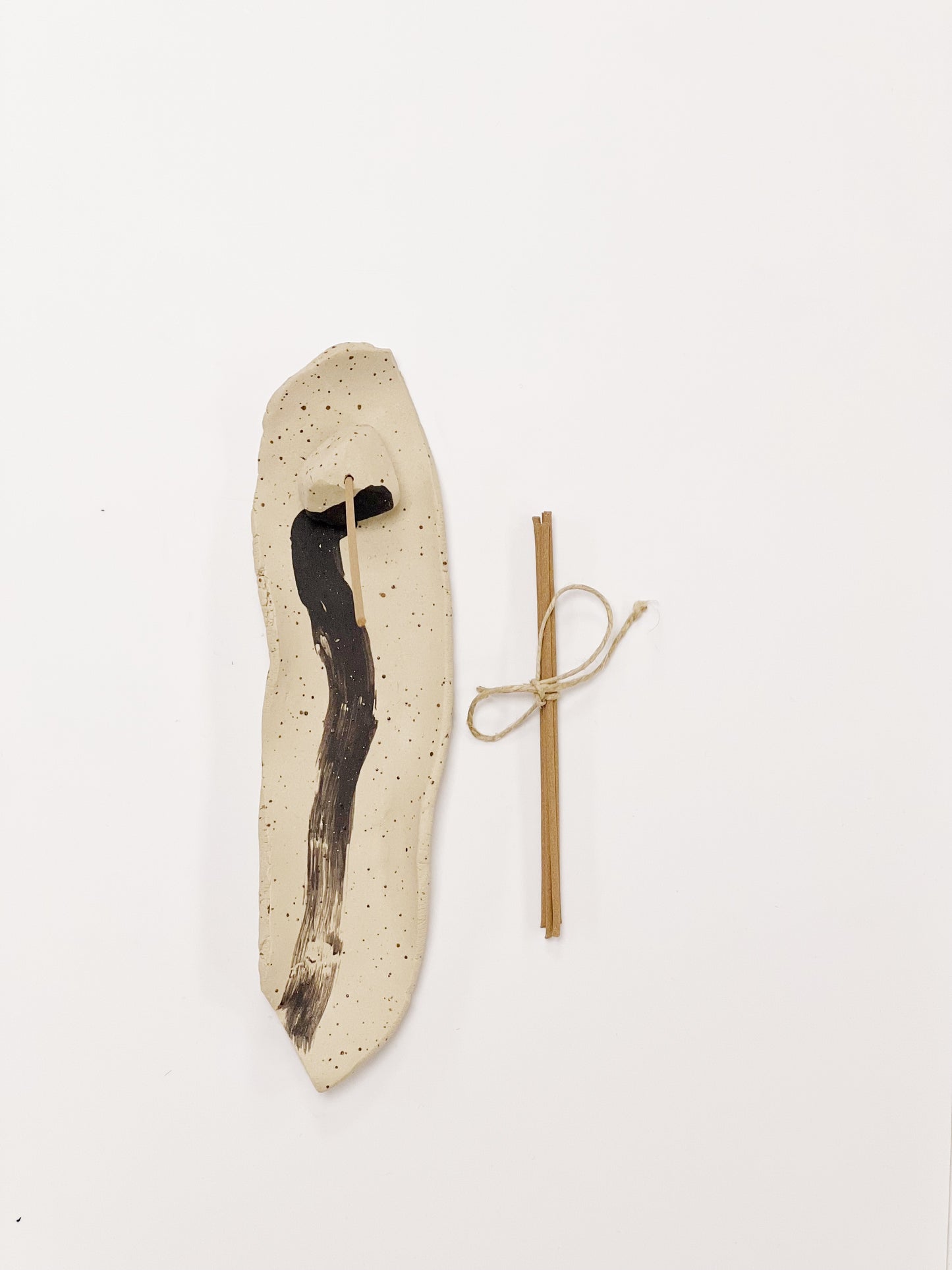<tc>Beige black patterned incense holder set</tc>