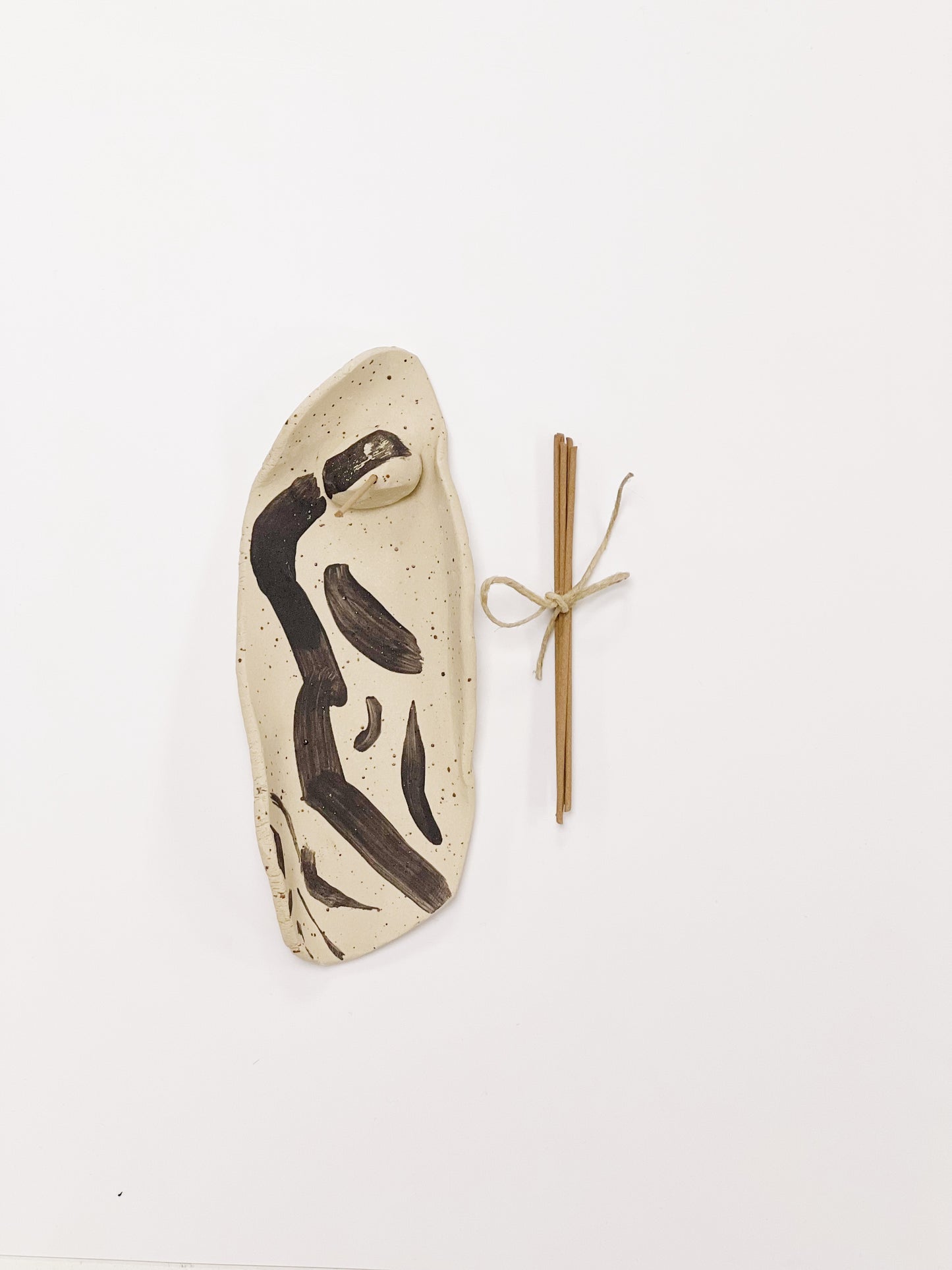 <tc>Beige black patterned incense holder set</tc>
