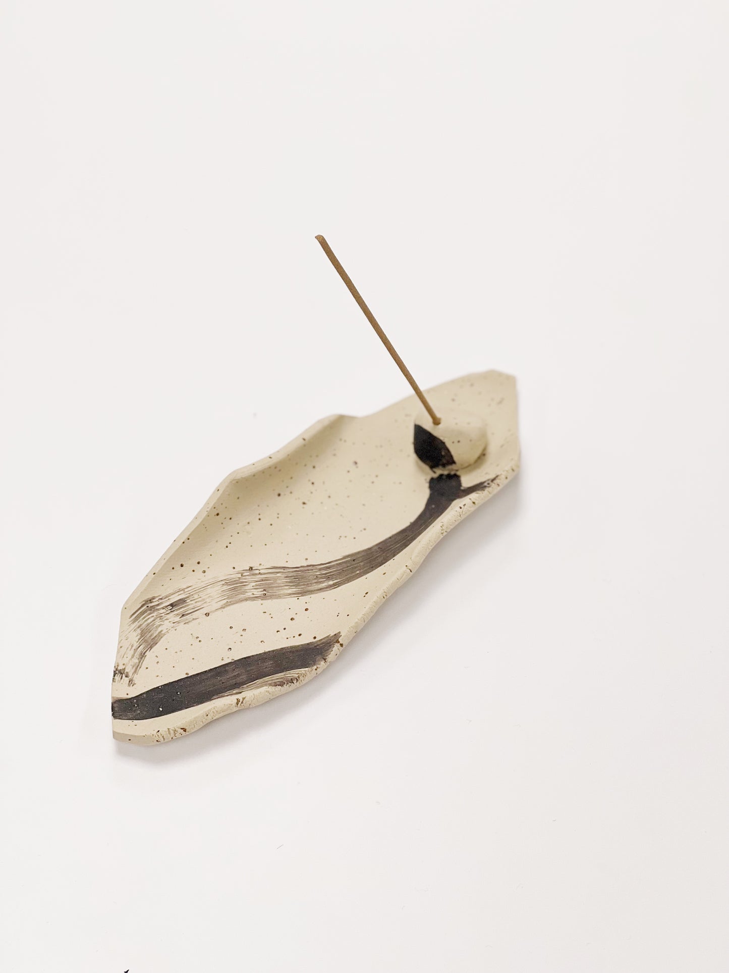 <tc>Beige black patterned incense holder set</tc>