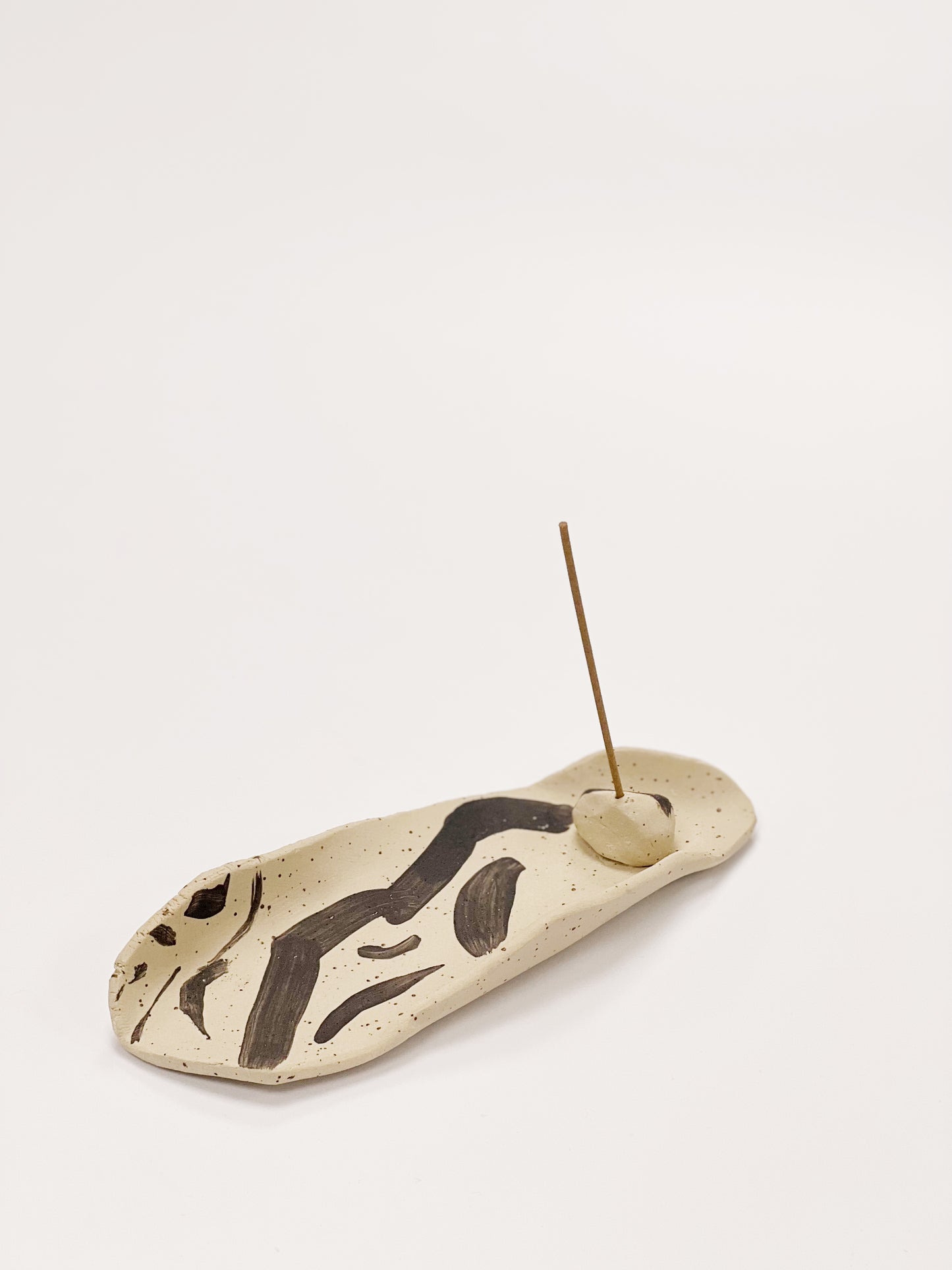 <tc>Beige black patterned incense holder set</tc>