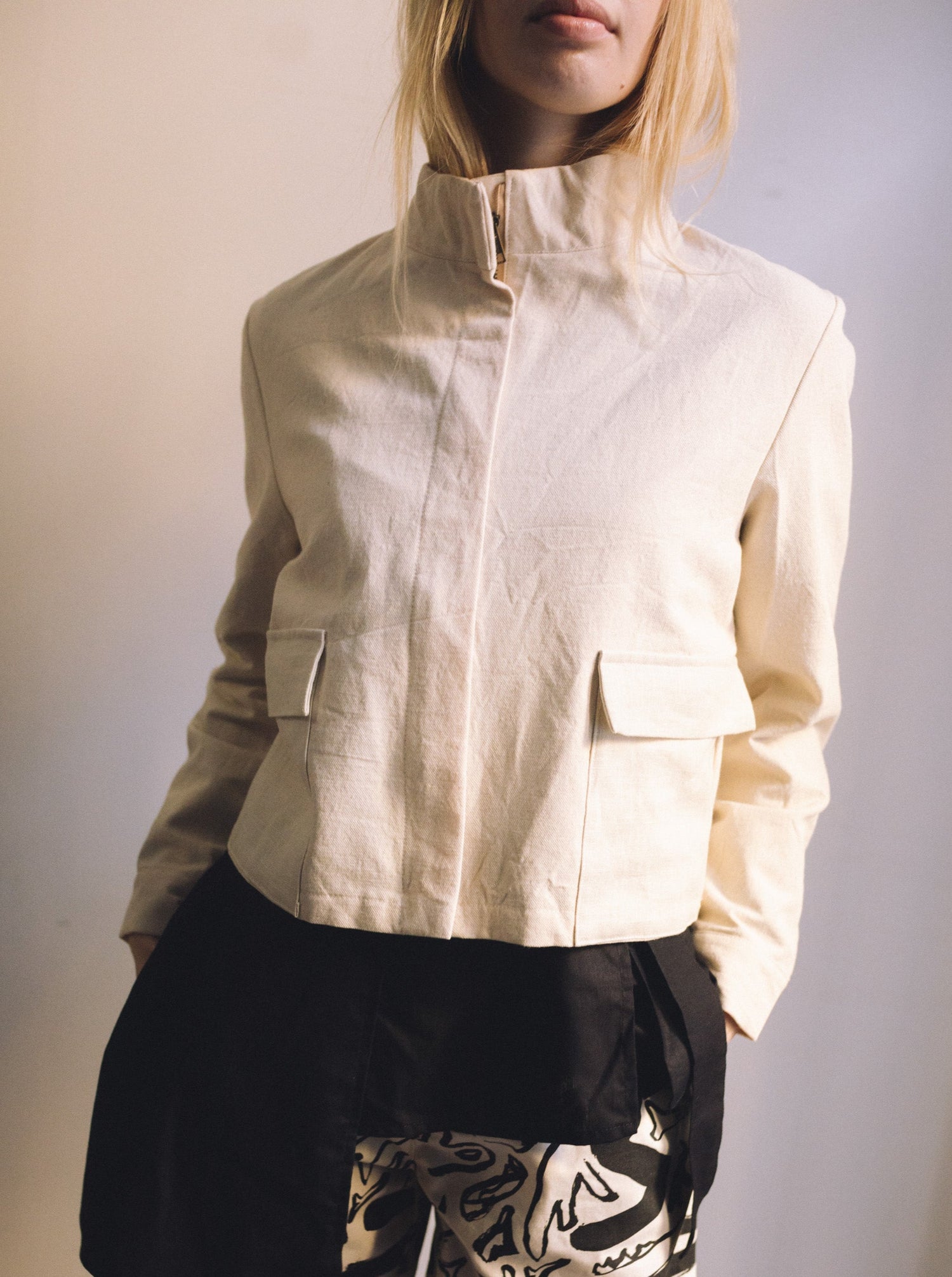 Natural linen women's short jacket with pockets