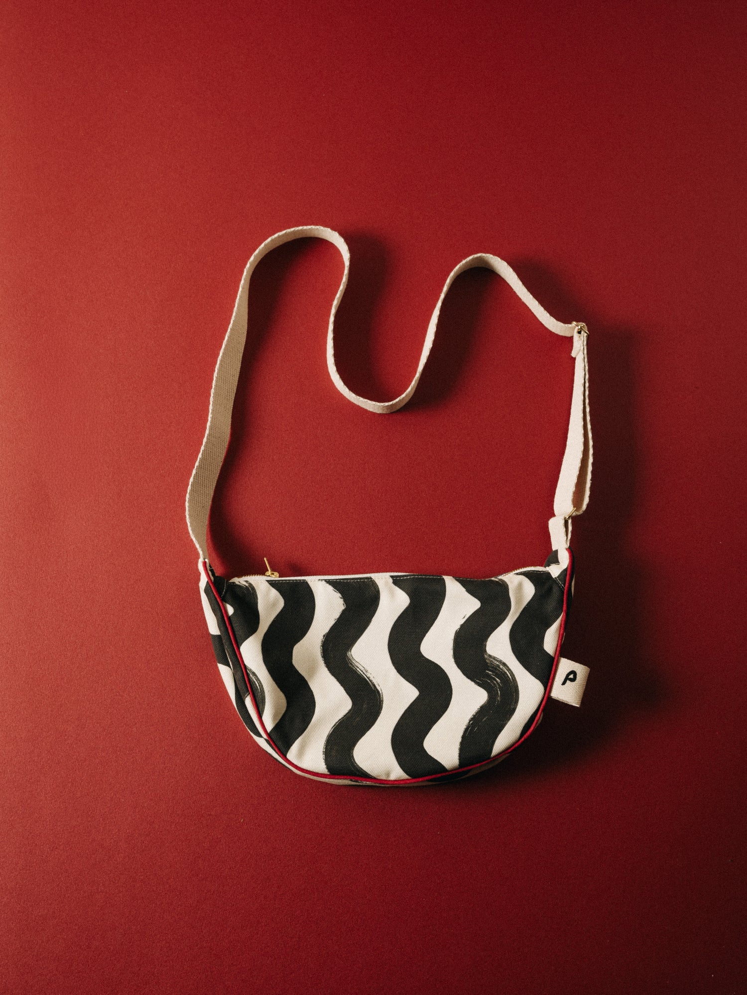 Vague immense natural-black semi-circle bag