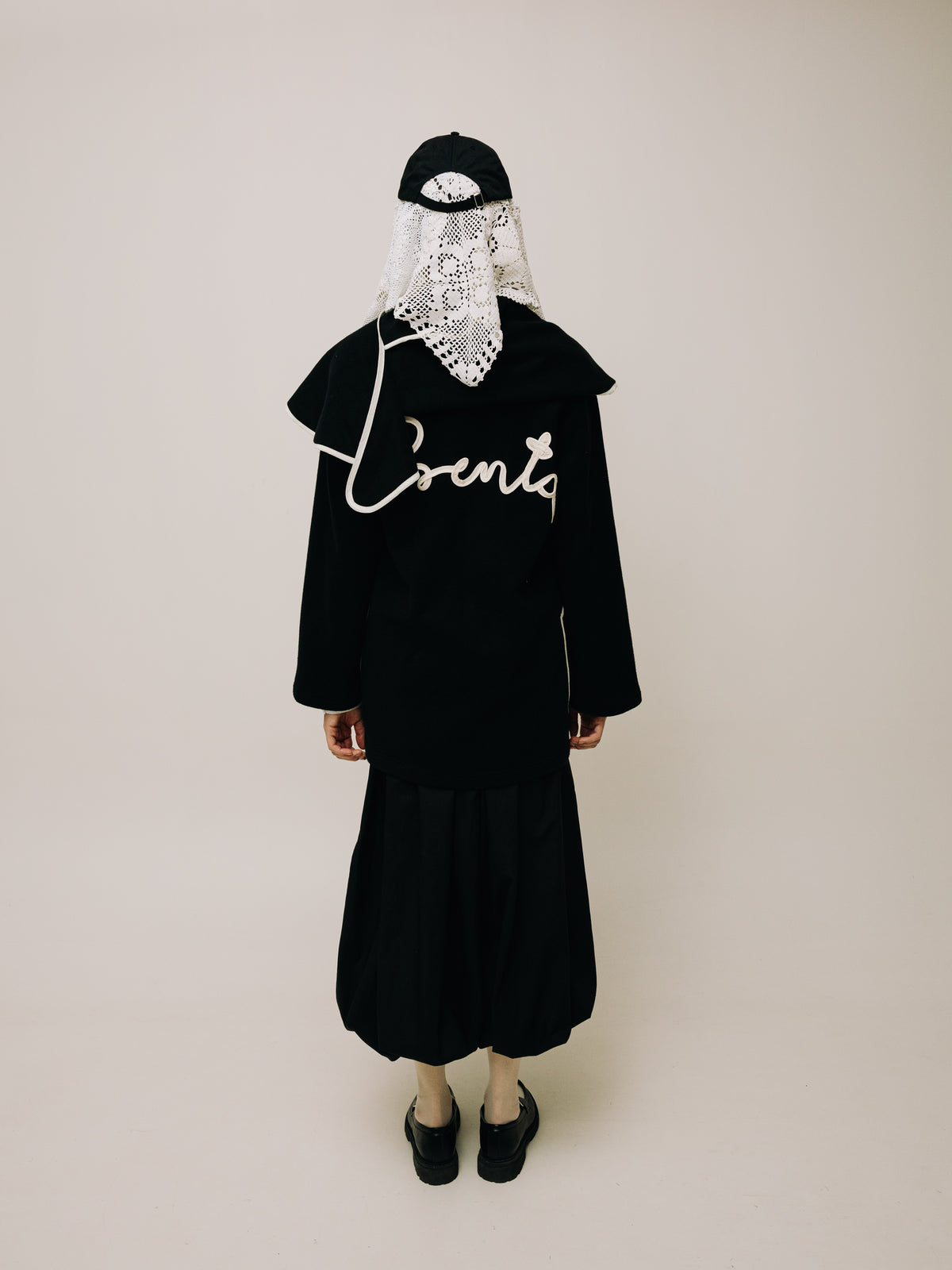 Fekete női sálas kabát