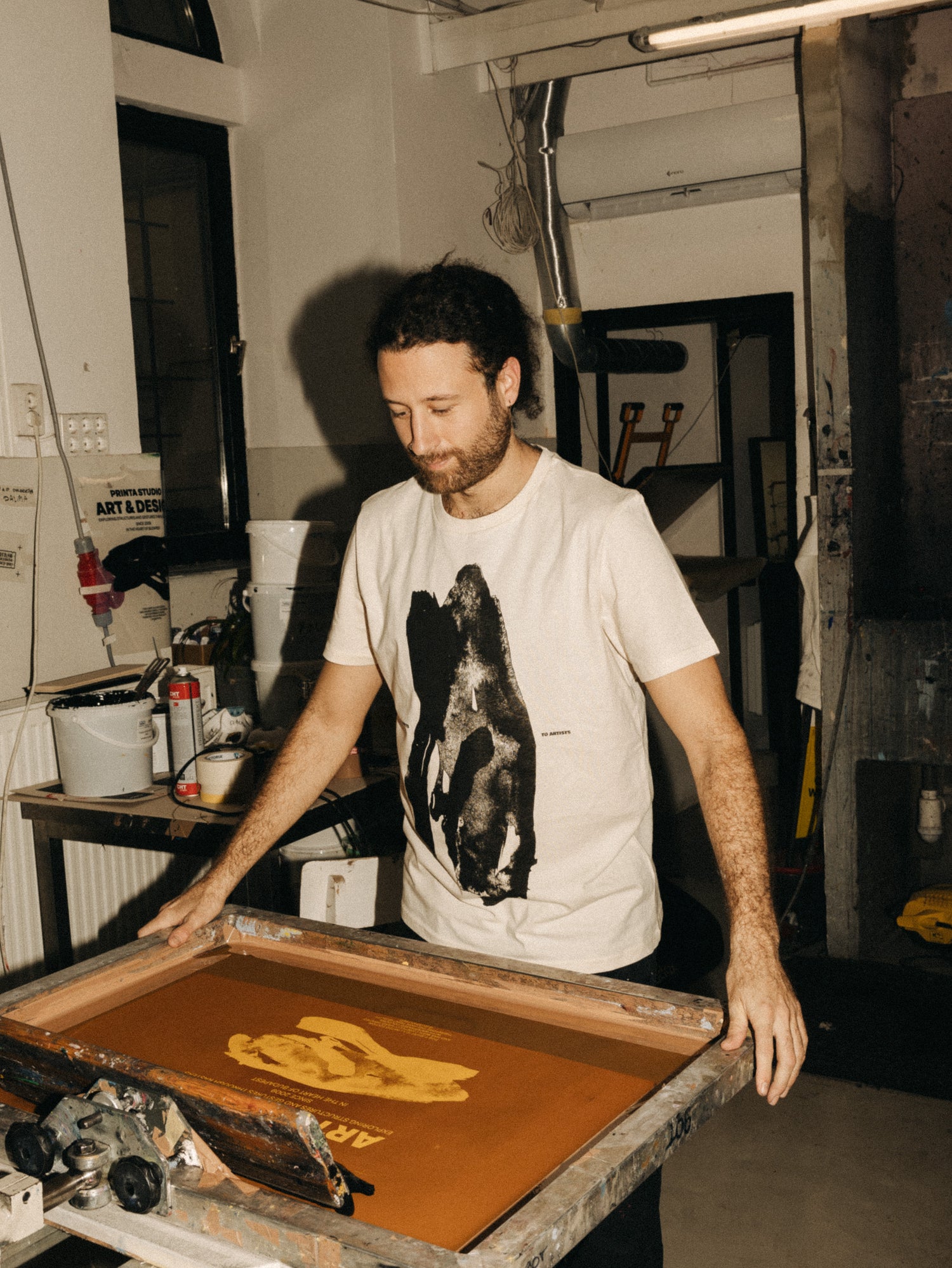 "by artists to artists" natúr férfi póló