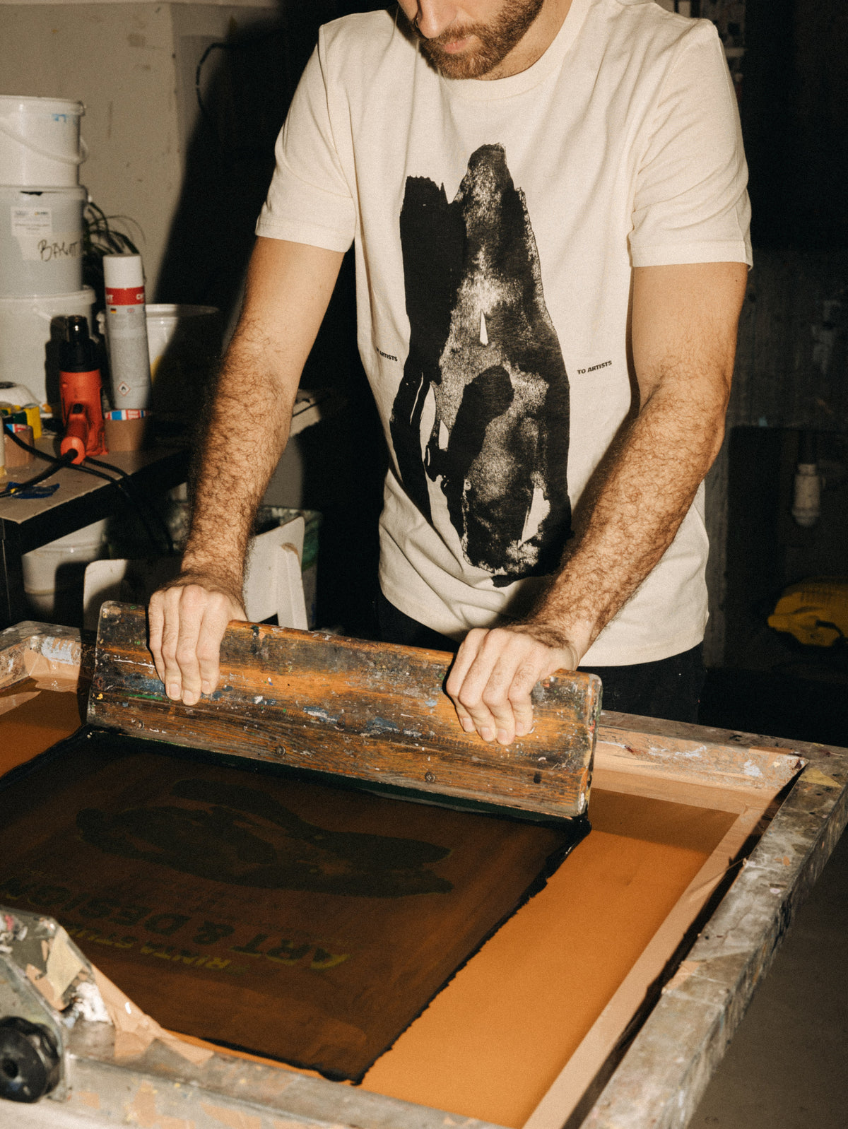 "by artists to artists" natúr férfi póló