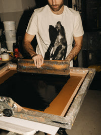 "by artists to artists" natúr férfi póló