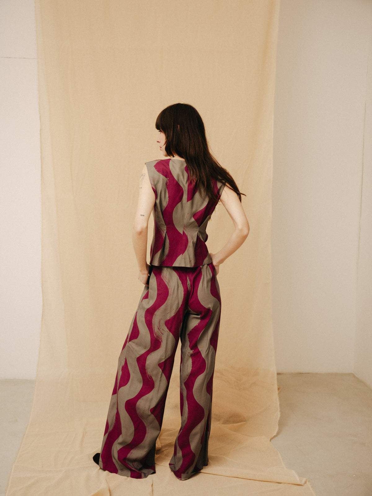 Vague immense grey-purple women's vest