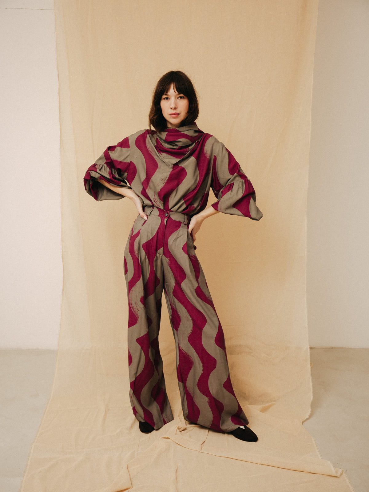 Vague immense grey-purple wavy women's blouse