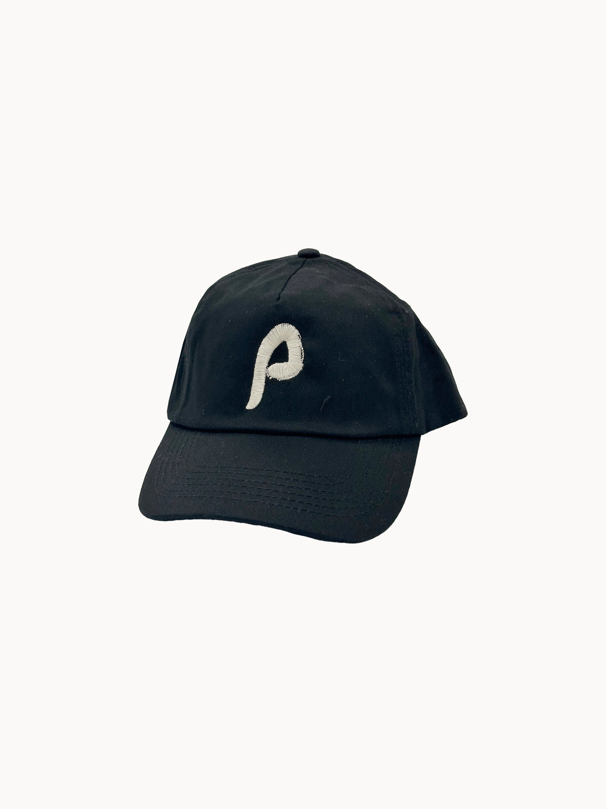 "P" hímzett fekete baseball sapka