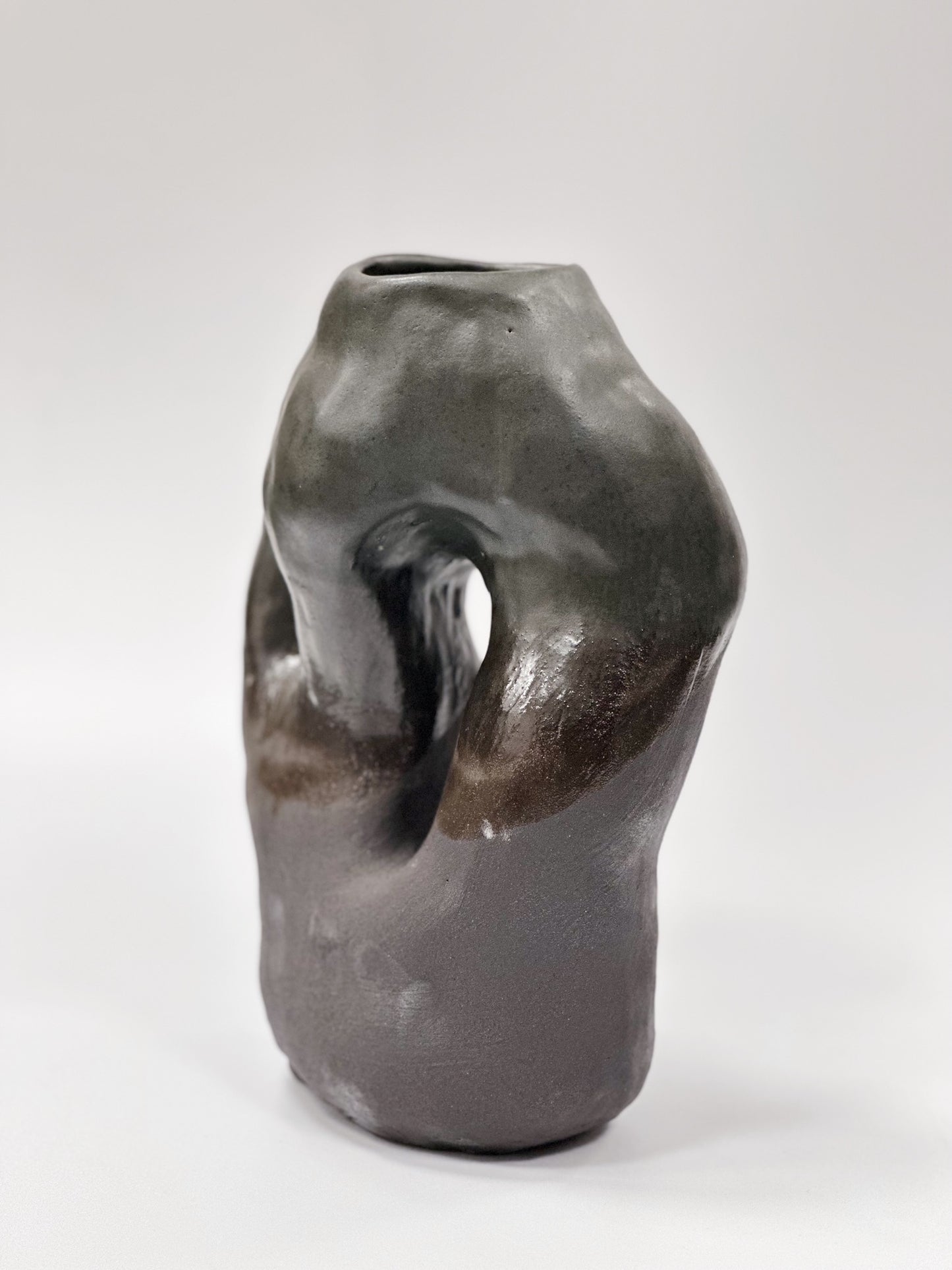 Fekete félig mázolt organikus kerámia váza