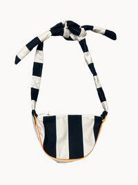Natúr-fekete csíkos félkör crossbody táska