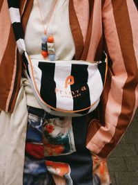 Natúr-fekete csíkos félkör crossbody táska