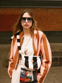 Natúr-fekete csíkos félkör crossbody táska