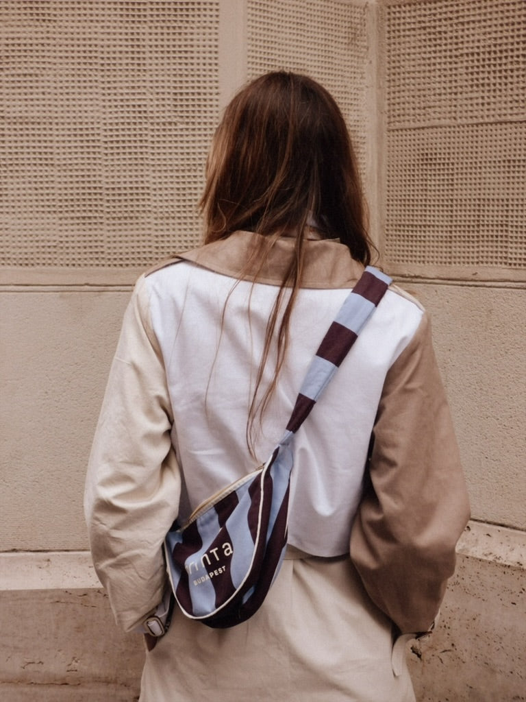 Kék-barna csíkos félkör crossbody táska