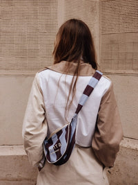 Kék-barna csíkos félkör crossbody táska