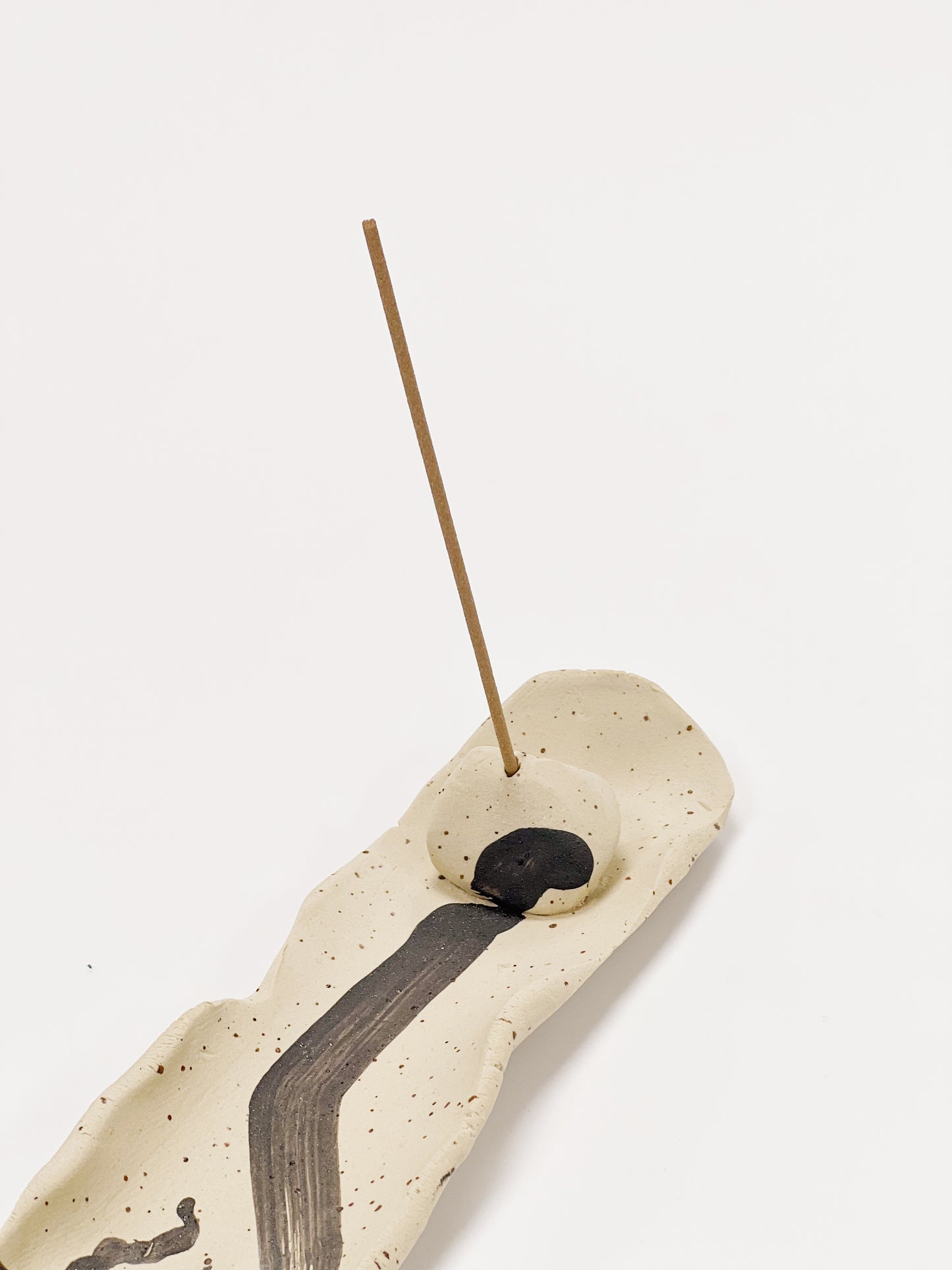 <tc>Beige black patterned incense holder set</tc>