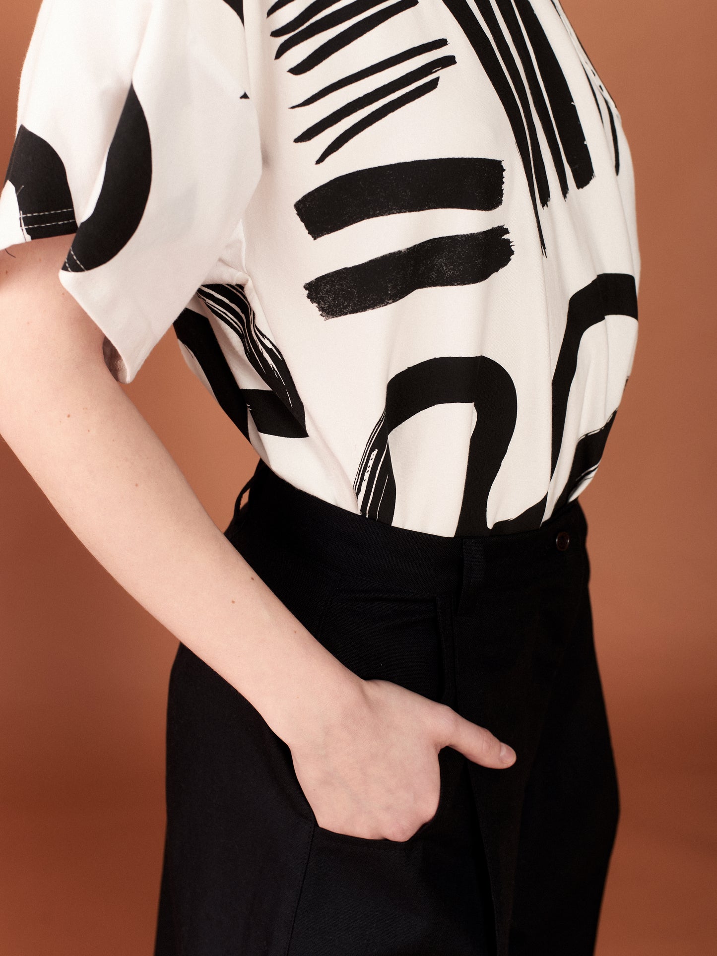 <tc>ZW curves and stripes white unisex t-shirt</tc>