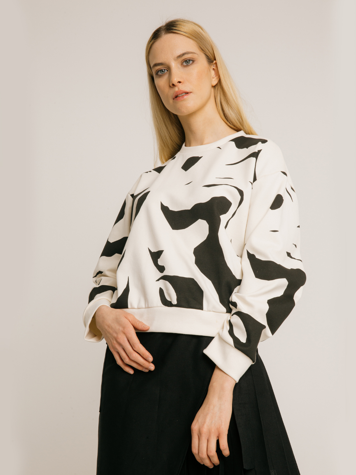 Women's Sweater with Fluent pattern