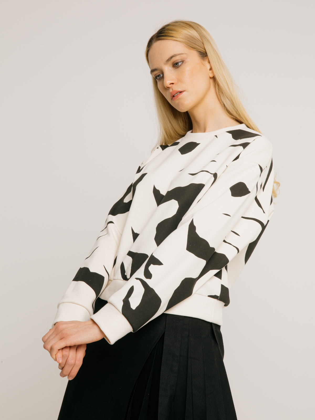 Women's Sweater with Fluent pattern