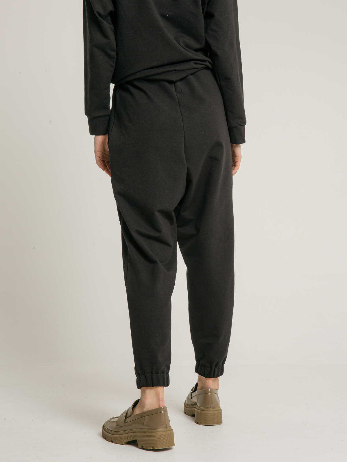 Fekete french terry ülepes gumis női nadrág