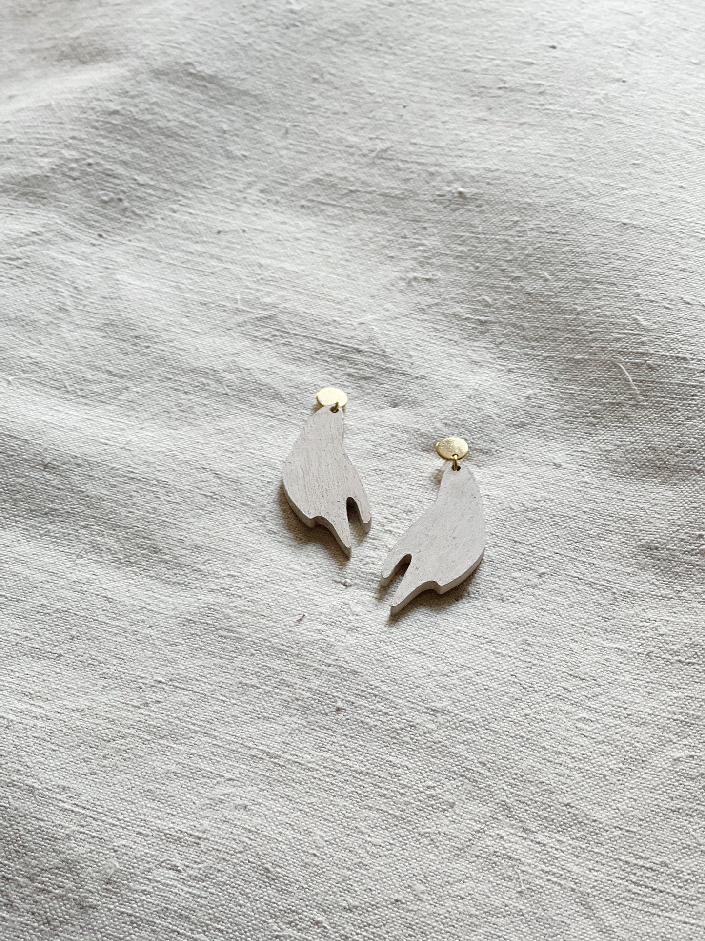 Acacia earrings in off-white colour