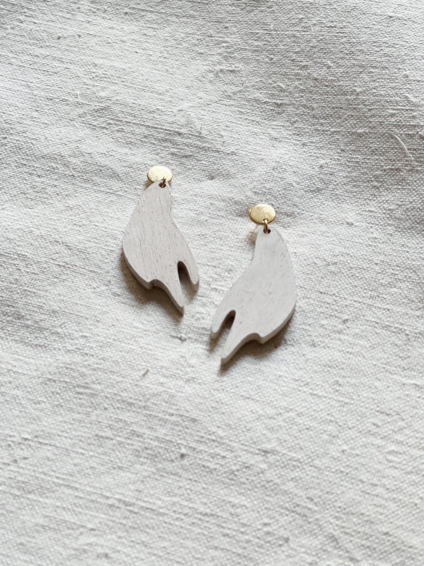 Acacia earrings in off-white colour